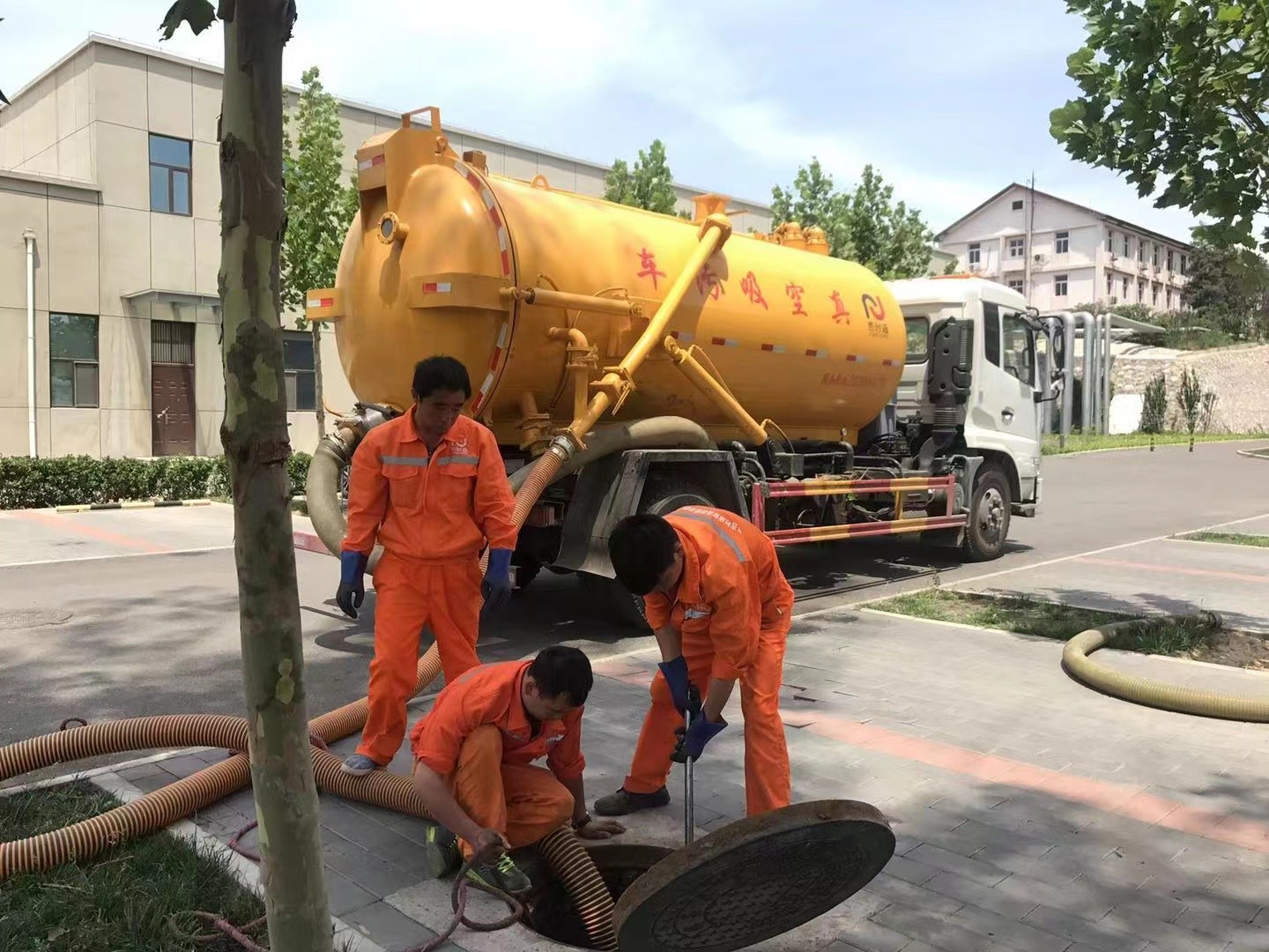 乌当管道疏通车停在窨井附近