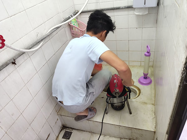 乌当管道堵塞冒臭气 专业师傅现场解决问题