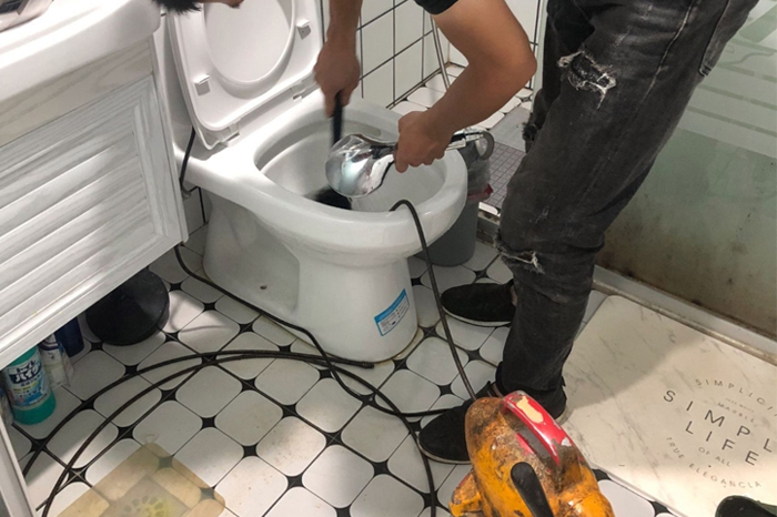 乌当马桶堵塞自己疏通还是找师傅?专业上门服务让你省时更省心